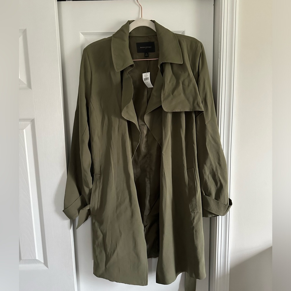 A beautiful olive green trench coat nice and light weight for mild rainy day!!
